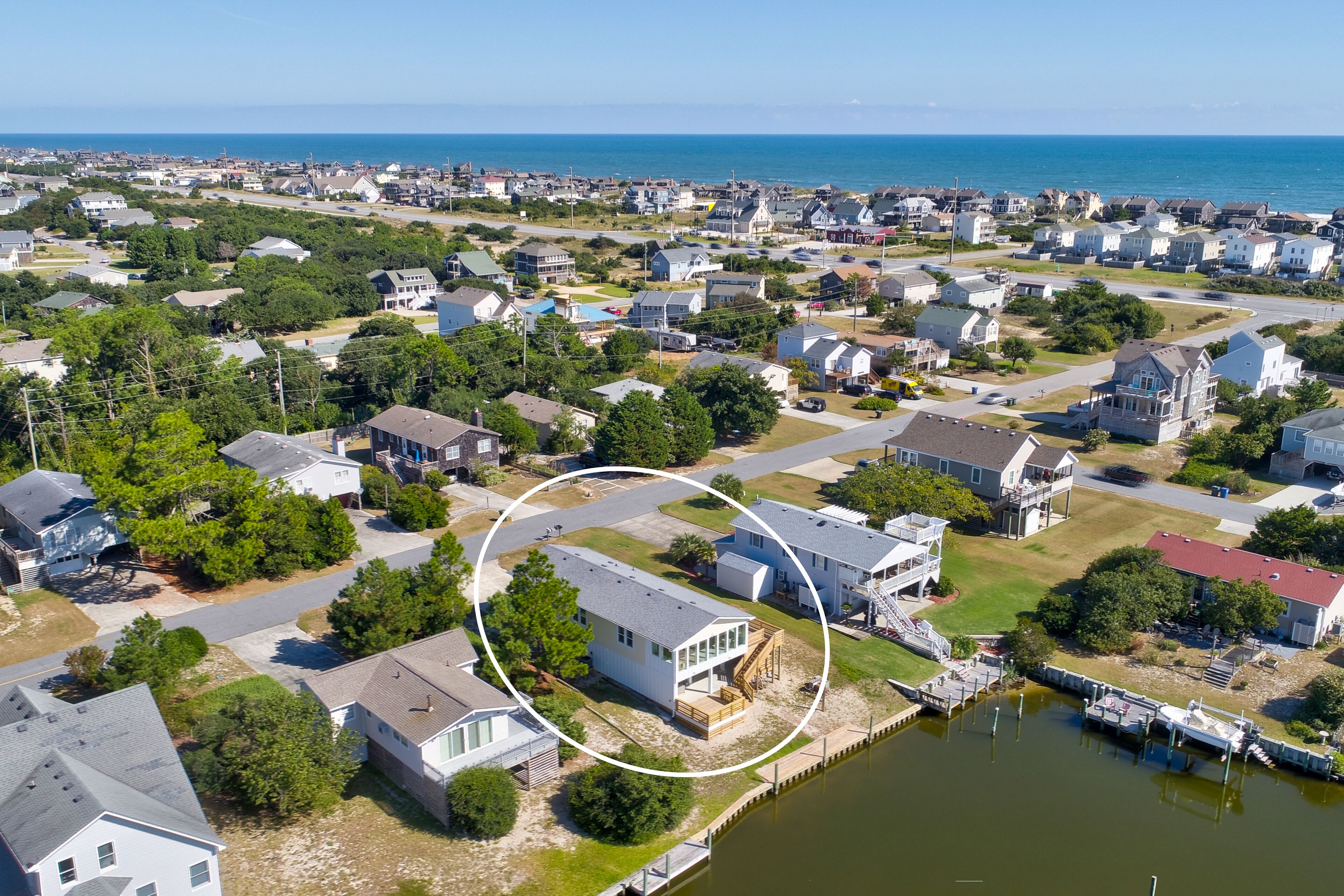 Canal-front gem with boat dock - close to shopping, restaurants, & beach
