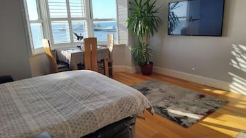 2 kamar tidur, setrika/meja setrika, Wi-Fi gratis, dan seprai linen