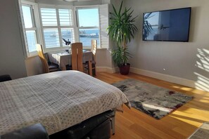 2 chambres, fer et planche à repasser, Wi-Fi gratuit, draps fournis