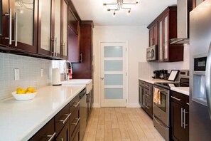 Fridge, microwave, oven, stovetop - Immaculate spacious 3/2 in the heart of Miami, FL (Miami)