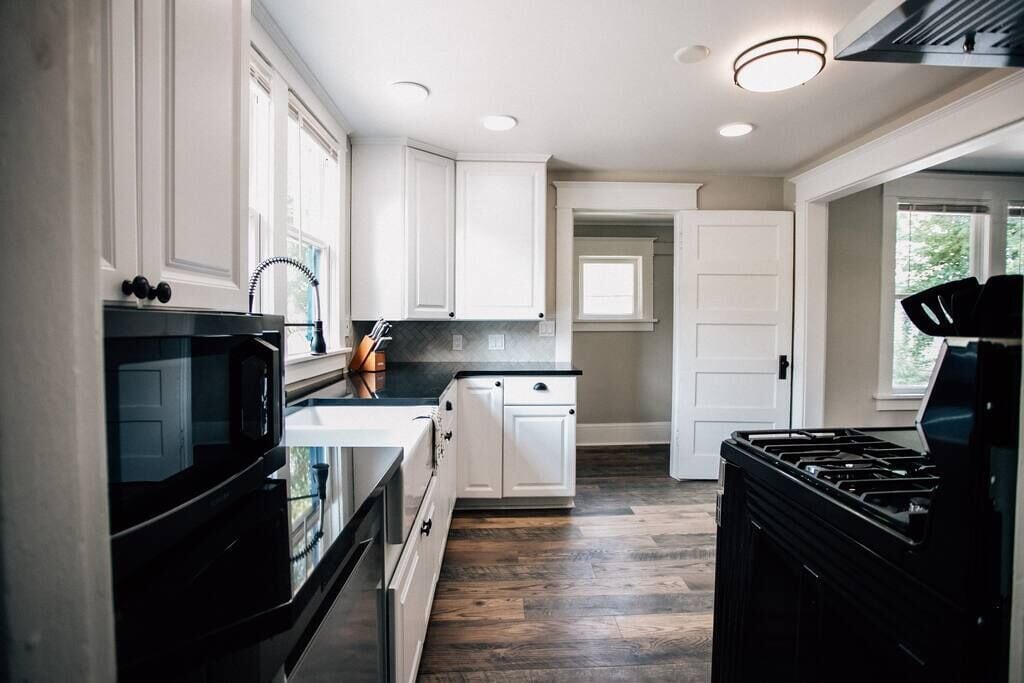 Kjøleskap, mikrobølgeovn, ovn og kokeplater