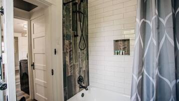 Badewanne, Haartrockner, Handtücher
