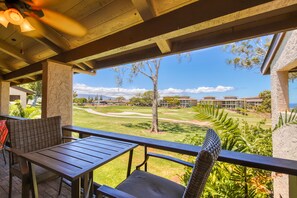 Outdoor dining - Golf course adjacent condo with furnished balcony, pool & fast WiFi (Waikoloa Village)