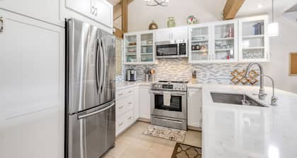 Golf course adjacent condo with furnished balcony, pool & fast WiFi