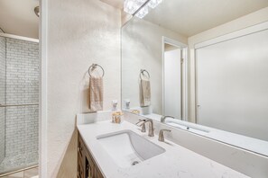 Hair dryer, towels - Golf course adjacent condo with furnished balcony, pool & fast WiFi (Waikoloa Village)