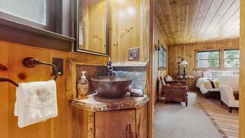 3 bedrooms, iron/ironing board, internet, bed sheets