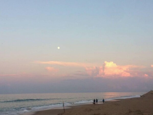 Beach nearby, sun loungers, beach towels