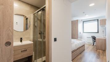 Eenvoudig appartement (3 pax) | Een bureau, geluiddichte muren, gratis wifi, beddengoed