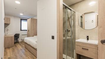 Basic Apartment (3 pax) | Desk, soundproofing, free WiFi, bed sheets