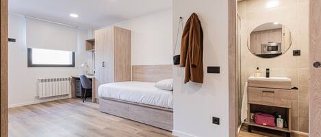 Basic Single Room | Bathroom | Towels