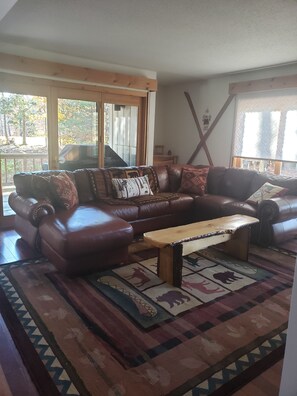 Smart TV, fireplace, ping pong