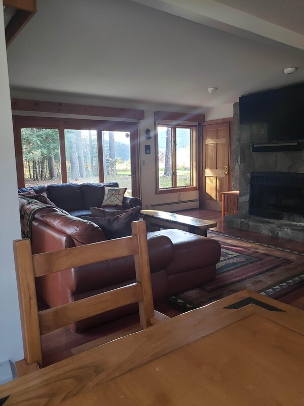 Smart TV, fireplace, ping pong