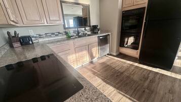 Een koelkast, een magnetron, een oven, een kookplaat