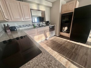 Frigorífic, microones, forn i placa de cuina 