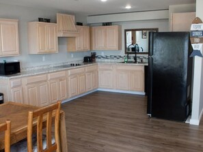 Frigorífic, microones, forn i placa de cuina 