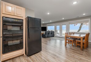 Kylskåp, mikrovågsugn, ugn och spishäll