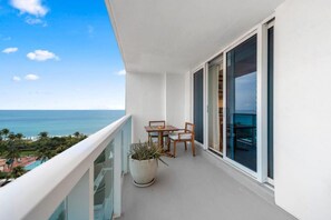 Outdoor dining - 1 Homes Luxury Private Resident Suite, Miami Beach Oceanfront Location (Miami Beach)