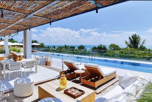 A heated pool - 1 Homes Luxury Private Resident Suite, Miami Beach Oceanfront Location (Miami Beach)