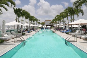 حمّام سباحة مُدفَّأ