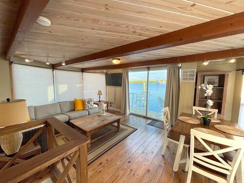 Aqua Lodge Houseboat "Captain's Quarters"