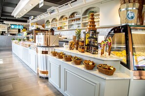 Ein Buffetbereich mit verschiedenen Speisen und einer Kaffeestation.