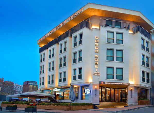 Vista frontal de la propiedad