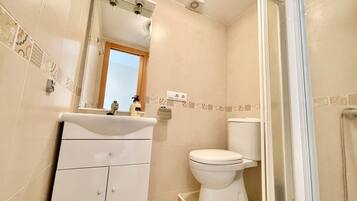 Een douche, handdoeken