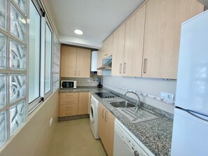 Réfrigérateur, micro-ondes, plaque de cuisson, cafetiÚre/bouilloire