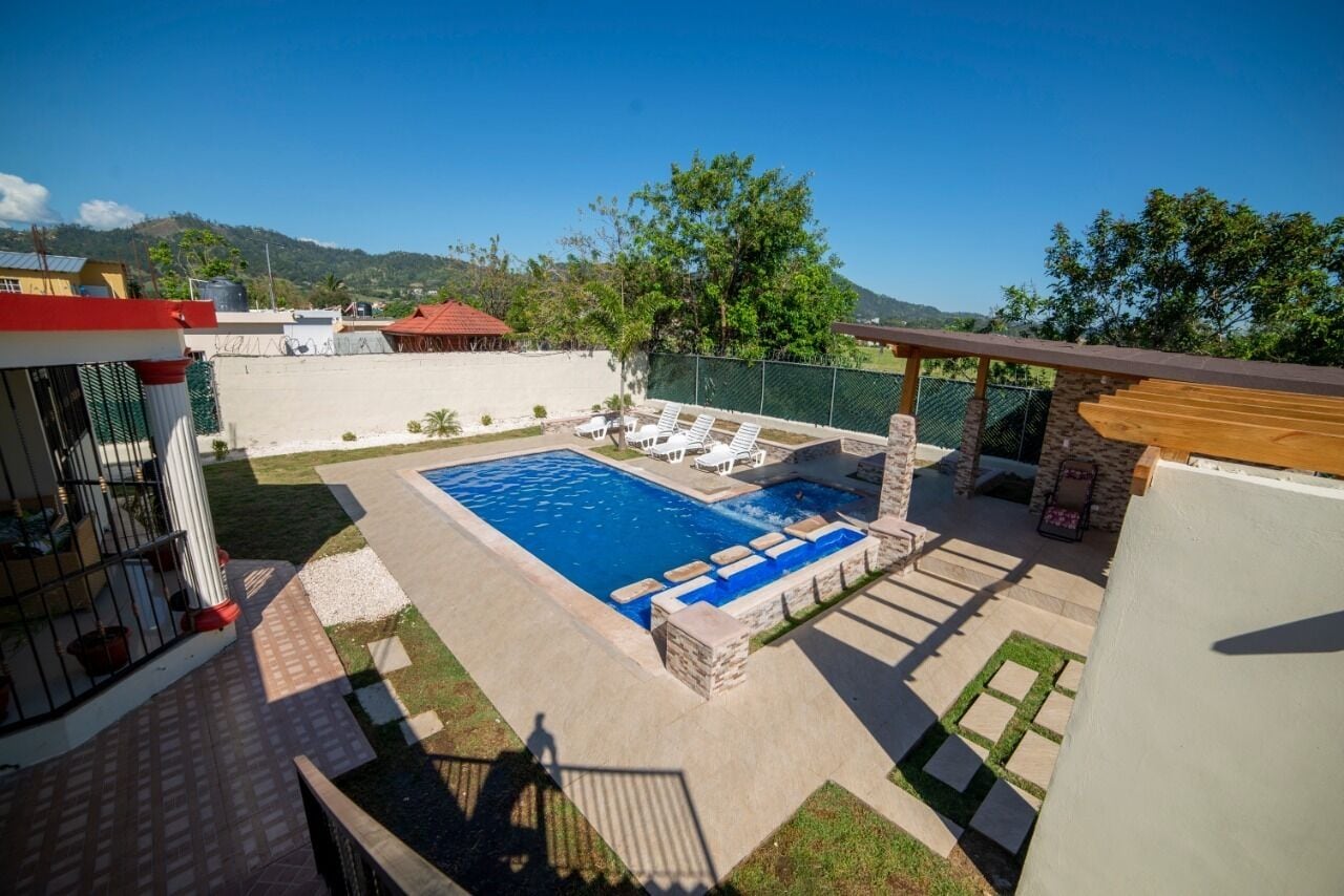 Alberca al aire libre y alberca climatizada