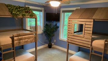 4 bedrooms, desk, iron/ironing board, travel crib