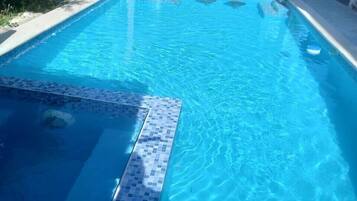 Piscina a l'aire lliure i piscina climatitzada