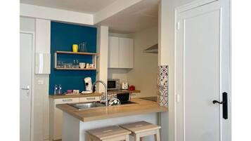 Réfrigérateur, micro-ondes, four, plaque de cuisson