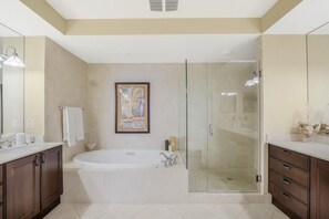 Bathroom - Lavish Condo With Courtyard View, Gym, Pool and spa (Marco Island)