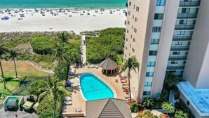 Un hôtel doté d’une piscine, offrant une vue sur la plage et disposant d’un parking.