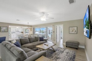Living room - Nautical Pet-friendly Home With Pool, Kayaks and Bikes (Marco Island)