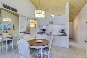 Private kitchen - Mariner 9-209 (Marco Island)