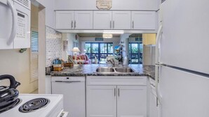 Private kitchen - Mariner 9-209 (Marco Island)