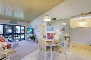 Living room - Mariner 9-209 (Marco Island)