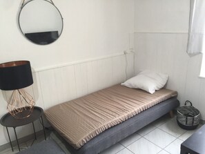 1 habitación, tabla de planchar con plancha y cuna de viaje 