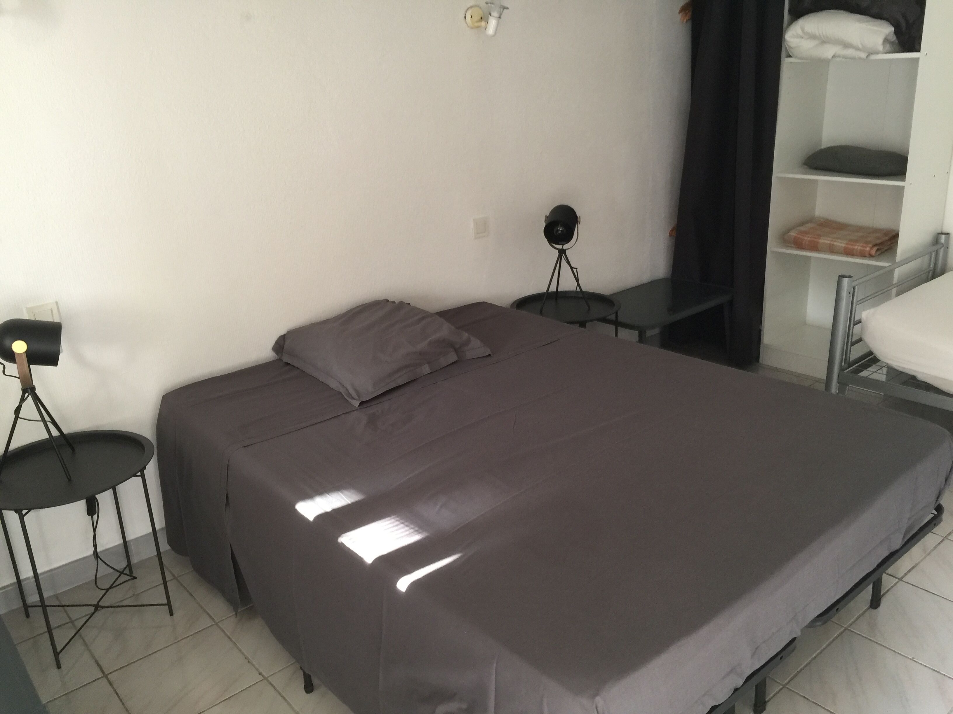 1 slaapkamer, een strijkplank/strijkijzer, reisbedje, gratis wifi