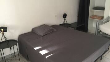 1 slaapkamer, een strijkplank/strijkijzer, reisbedje, gratis wifi