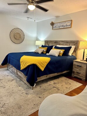 3 habitaciones, escritorio y tabla de planchar con plancha