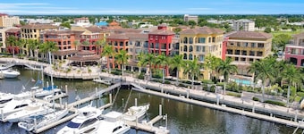 Esplanade Condo With Courtyard View, Gym, Pool and spa