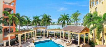 Esplanade Condo With Courtyard View, Gym, Pool and spa