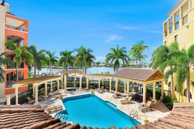 Esplanade Condo With Courtyard View, Gym, Pool and spa