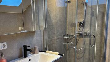 Dusche, Haartrockner, Handtücher, Seife