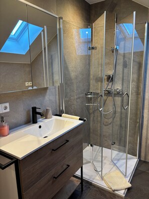 Dusche, Haartrockner, HandtĂŒcher, Seife