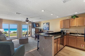 Fridge, microwave, oven, stovetop - 11- Coral Reef Club- BEAUTIFUL BEACH FRONT Condo (Destin)