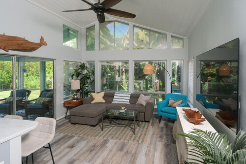 Island Time-Walk to the beach-Intercoastal home in tropical paradise!