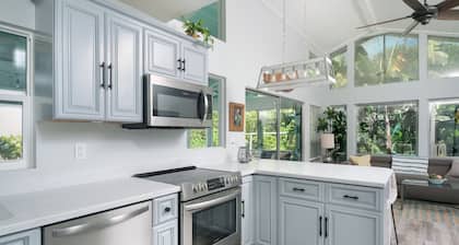 Island Time-Walk to the beach-Intercoastal home in tropical paradise!